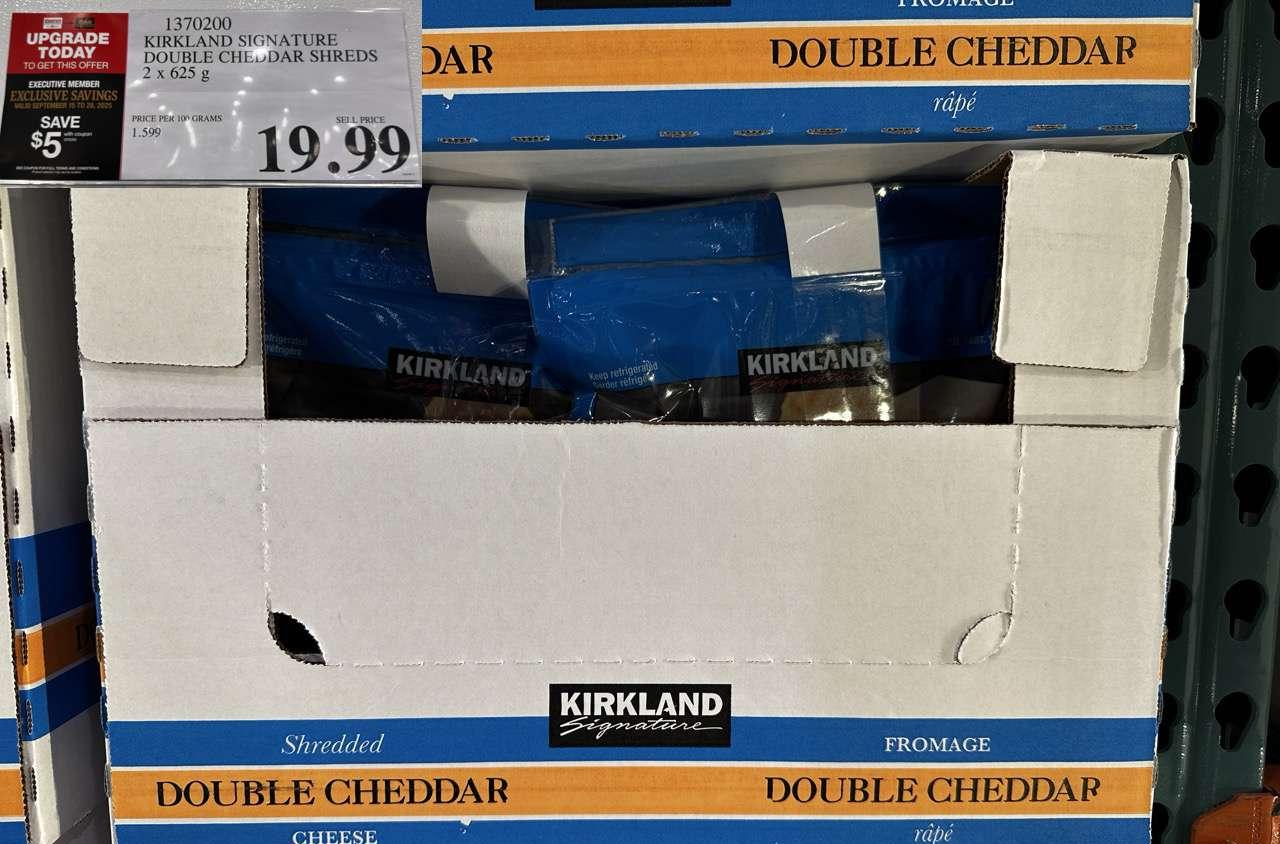 KIRKLAND SIGNATURE DOUBLE CHEDDAR SHREDS 2 x 625 g at Costco